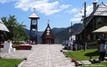 Drvengrad Kustendorf : l’ethnovillage de Kusturica près de Mokra Gora en Serbie drvengrad ethnovillage kustendorf