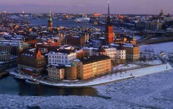 Visiter Stockholm à Noël : magie du noël scandinave traditionnel en Suède riddarholmen vieille ville de stockholm en hiver
