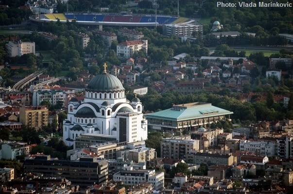 vue aérienne temple saint sava-et stade partizan de belgrade