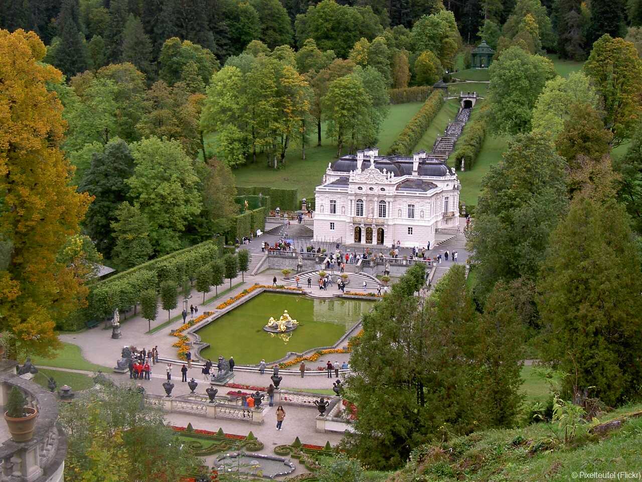 panorama sur le chateau de linderhof depuis le belvedere