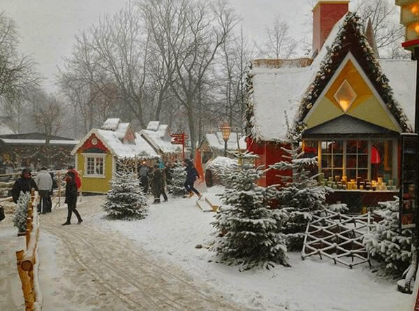 Marché de noel de Copenhague au parc Tivoli sous la neige