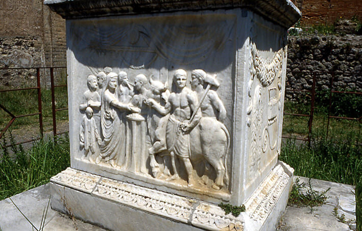 Pompei autel consacré à Vespasien