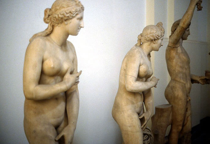 Pompei musée et statues de femmes nues