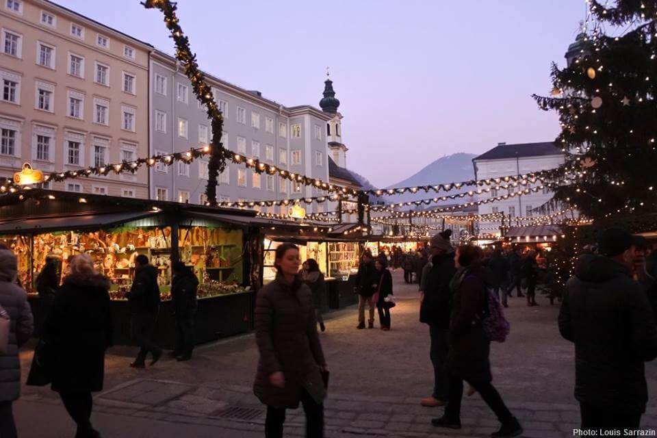 Décorations De Noël Sur Le Marché De Vienne. En Vente Sur La Foire De Noël  En Europe Occidentale, Vienne, Autriche. Boules Dorées, Ampoules, Bulles,  Décorations Et Ornements, Conte De Fées Magique Brillant