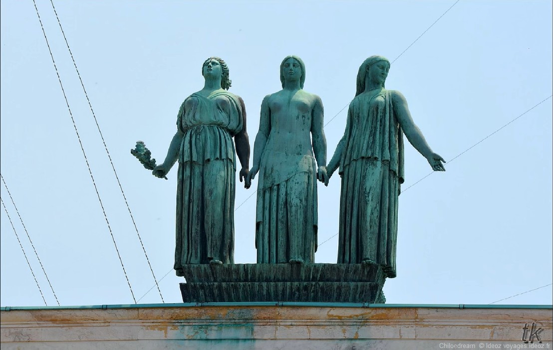 Statues représentant la liberté sur l'ambassade de France en Serbie à Belgrade