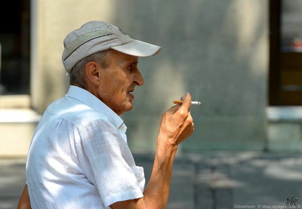 Un serbe en train de fumer à Belgrade