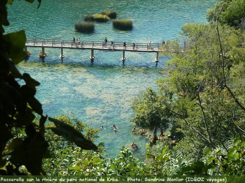 Passerelle sur la rivière dans le parc national Krka
