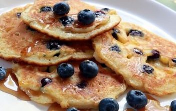 Crêpes aux bleuets, dessert populaire de la cuisine quebecoise (Recette canadienne) crepes canadiennes aux bleuets