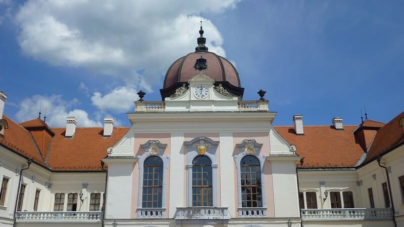 Façade château royal de Godollo près de Budapest