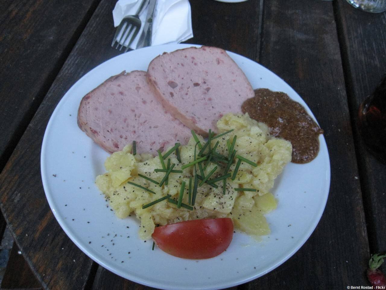 Leberkase et Kartoffelsalat servi au Biergarten Paulaner de Munich