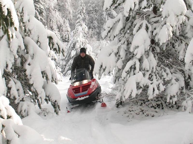 Moto neige dans les montagnes des environs de Korenica en hiver