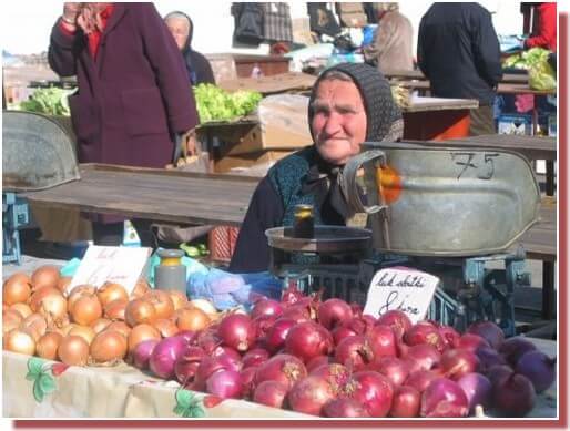 Zagreb Marché de Dolac vieille femme vendant des oignons