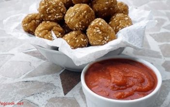 Croquettes au riz, au millet et au sésame ; une recette serbe simple et vegan croquettes au riz au sesame et au millet
