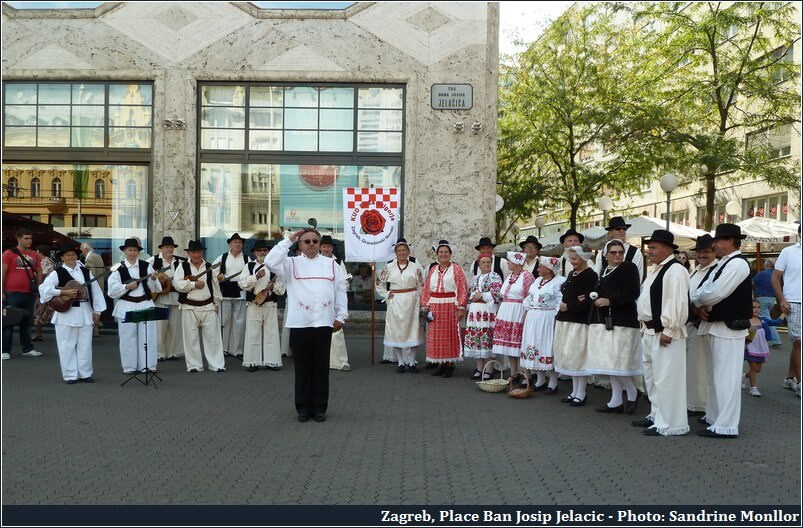 Zagreb groupe folkolorique sur la place Ban josip Jelacic