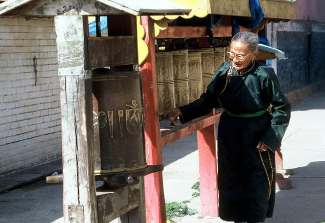 Oulan Bator monastère bouddhiste de gandan vieille femme priant