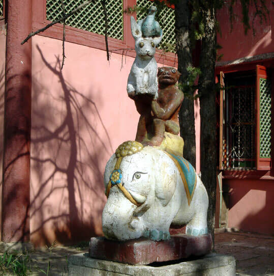 Oulan Bator statues au monastère bouddhiste de Gandan