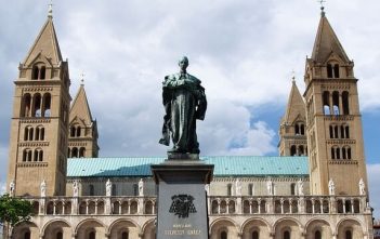 Visiter Pécs, la plus méditerranéenne des villes hongroises Pecs cathédrale aux 4 tours