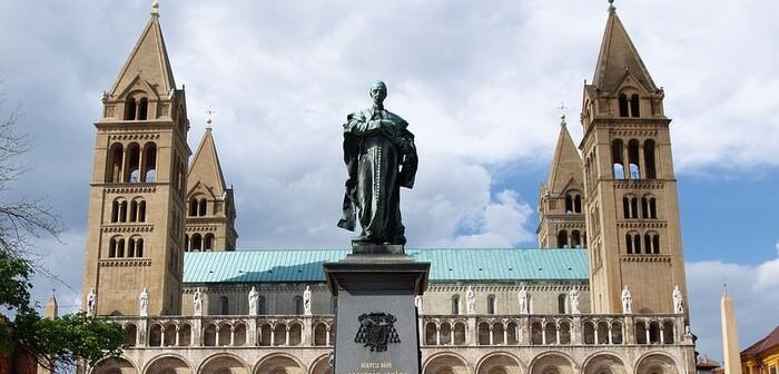 Visiter Pécs, la plus méditerranéenne des villes hongroises Pecs cathédrale aux 4 tours