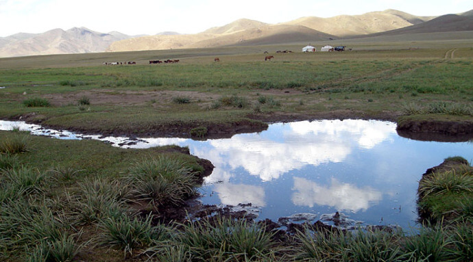 mongolie yourtes au bord du lac