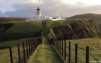 L’île de Fair ; une terre austère et solitaire entre Shetland et Orcades en Ecosse Fair isle phare