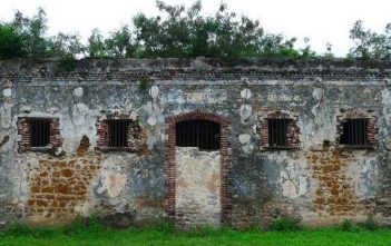 Les Bagnes pour enfants sur les îles françaises ; un monde infernal au milieu de nulle part Vestiges bagne de l'ile des pins