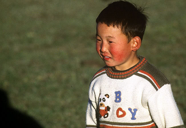 mongolie garçon mongol aux joues rouges