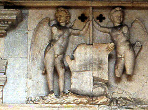 Naples castel nuovo anges nus sur le porche