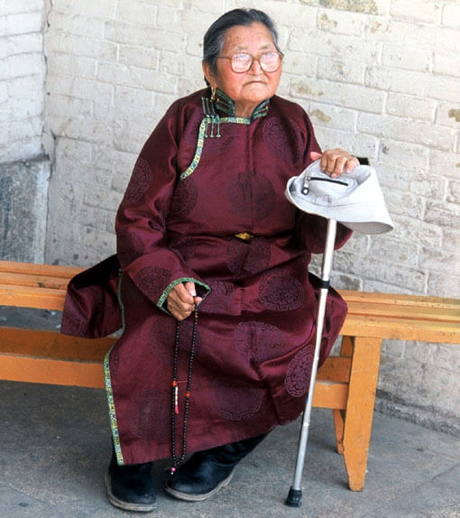 vieille mongole en habit traditionnel oulan bator