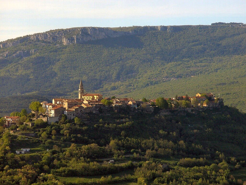 Buzet village perché d'Istrie verte