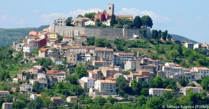 Que voir en Istrie ? Vacances et itinéraires en Istrie ; terre de traditions en Croatie du Nord Motovun village perché en Istrie
