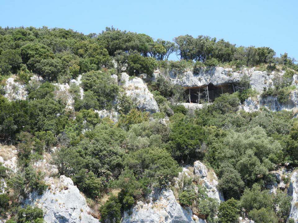 Bord de mer bordé de rochers en Istrie
