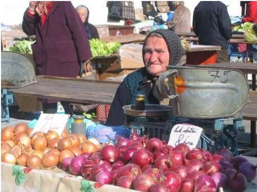 Marché de Dolac à Zagreb vieille femme vendant des oignons