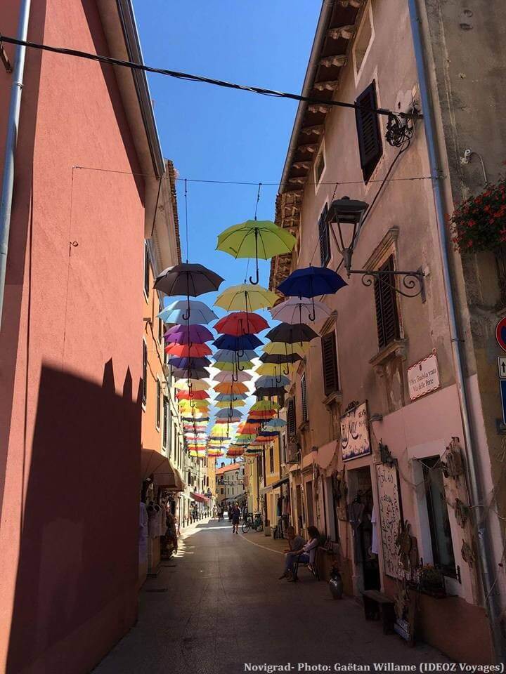 Novigrad rue décorée avec des parapluies colorés