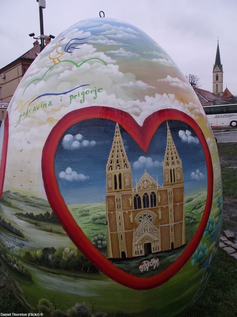 Pisanice oeuf géant de Pâques représentant la Cathédrale de Zagreb