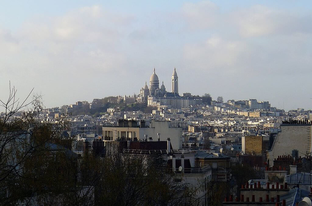 Vue sur la butte Montmartre depuis la rue Georges-Lardennois