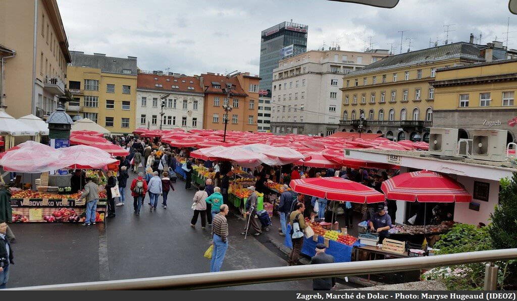 Zagreb marché de Domac et parasols rouges des vendeurs