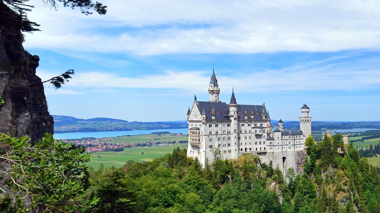 Chateau Neuschwanstein et Lac Foggernsee dans le ostallgau