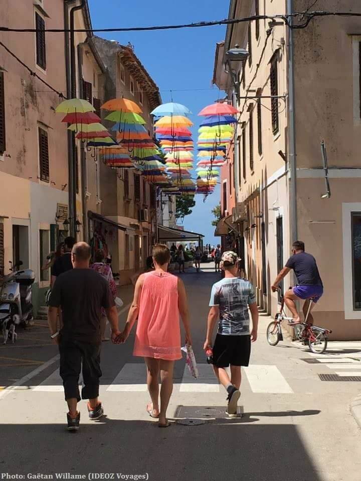 Parapluies colorés dans une rue de Novigrad