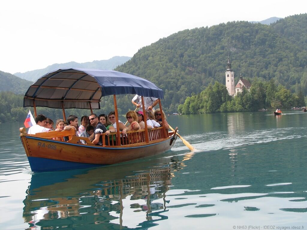 Pletna Gondole slovène sur le lac de Bled