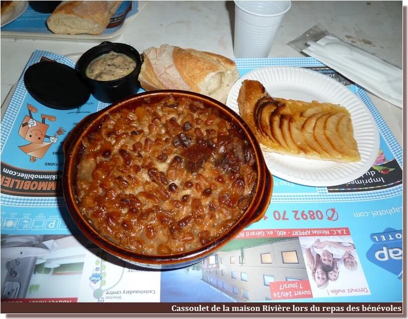fête du cassoulet de Castelnaudary repas sous le chapiteau lors de la soirée des bénévoles