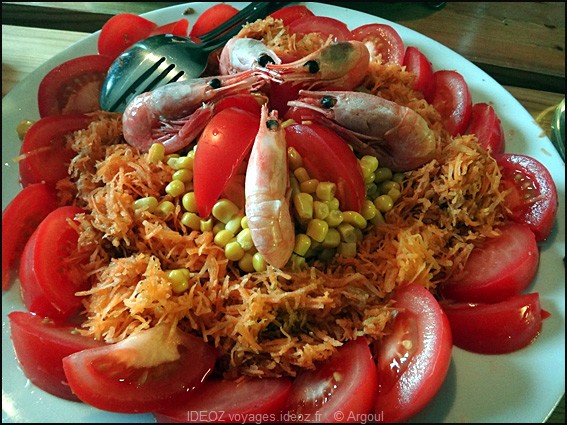 salade servie dans les lofoten tomates crevettes mais
