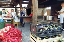 Ajvar en Croatie préparation des poivrons et des aubergines