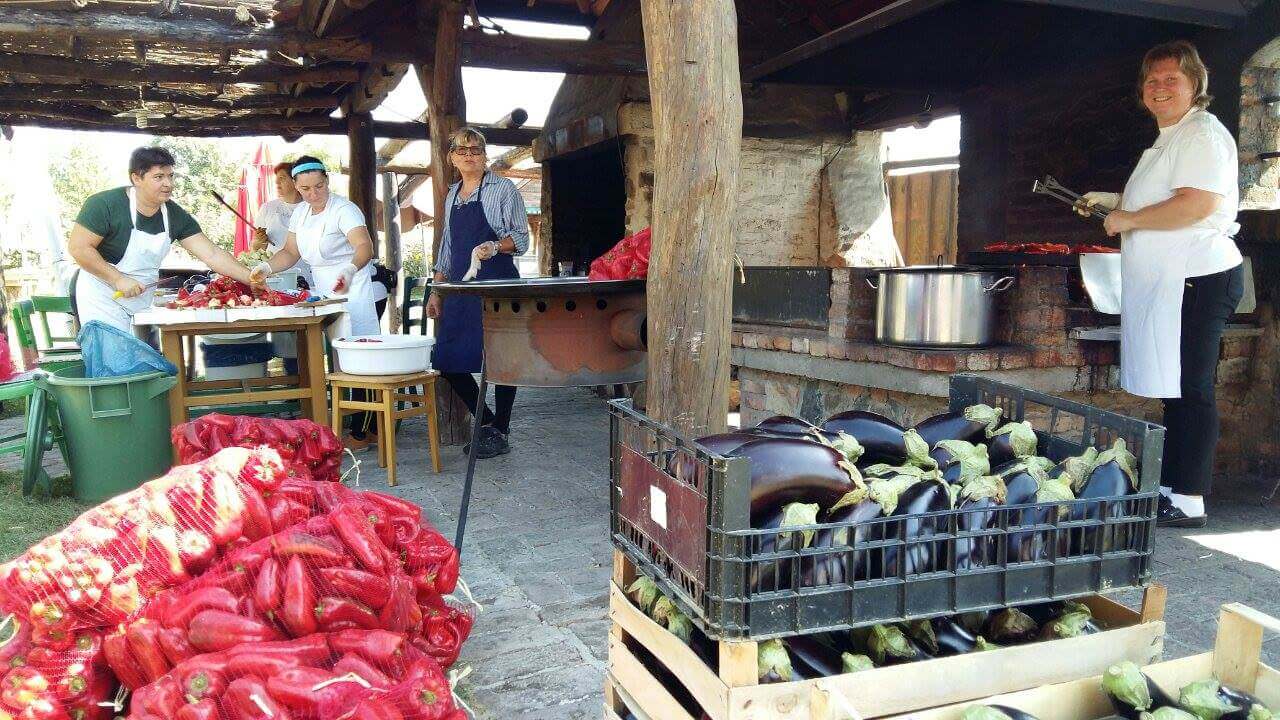 Ajvar en Croatie préparation des poivrons et des aubergines