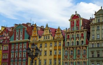 Où partir en Europe pour moins de 500€ la semaine? Façades de Wroclaw