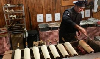 Kurtoskalacs ; gâteau brioché typique de Hongrie et Transylvanie (Recette hongroise) Kürtöskalacs Marché de Noel Budapest