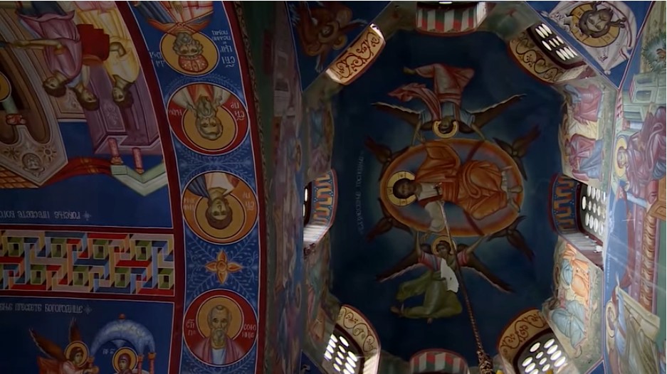 Monastère Tvrdos fresques religieuses sur le plafond