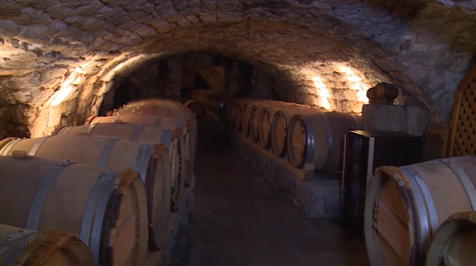 Cave de Tvrdos monastère caveau avec les tonneaux de vins