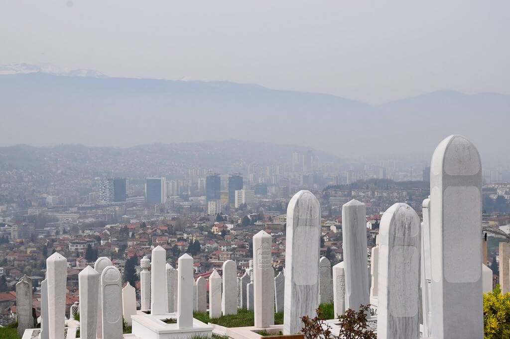 Sarajevo sous la brume depuis les hauteurs des collines transformées en cimetière
