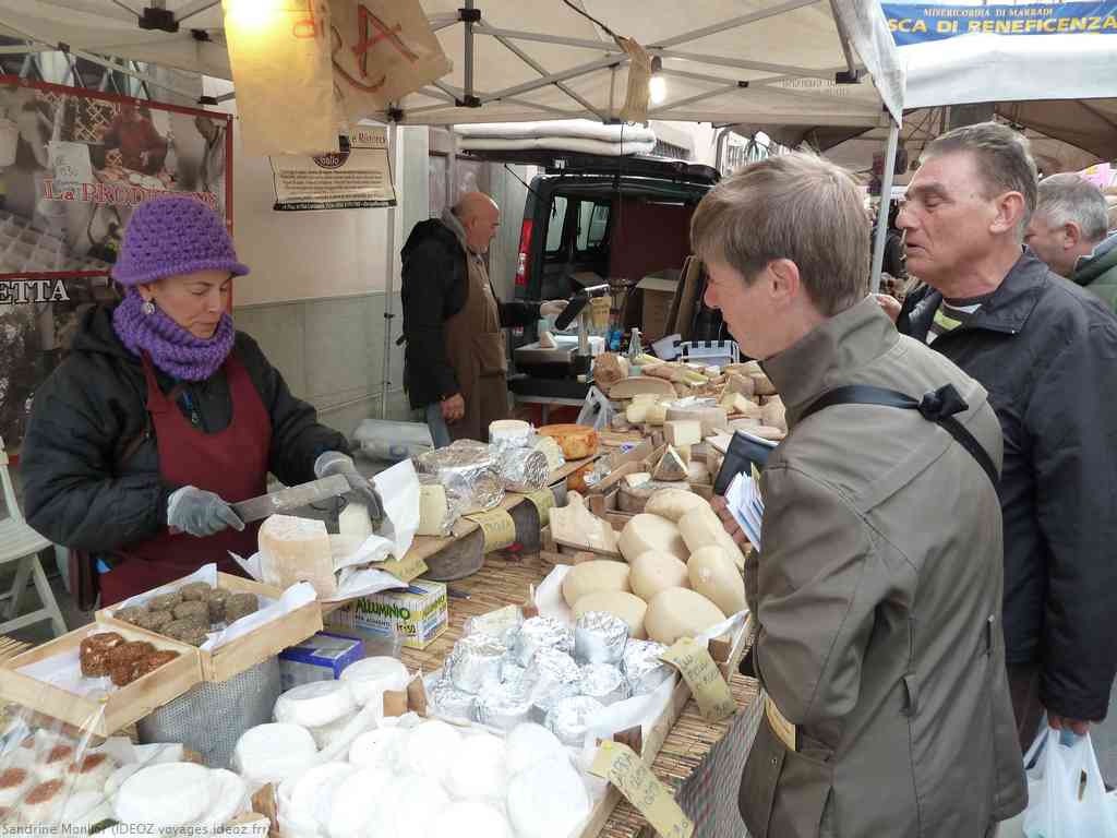 Formaggi di Pecora vente directe lors du marché artisanal de Marradi