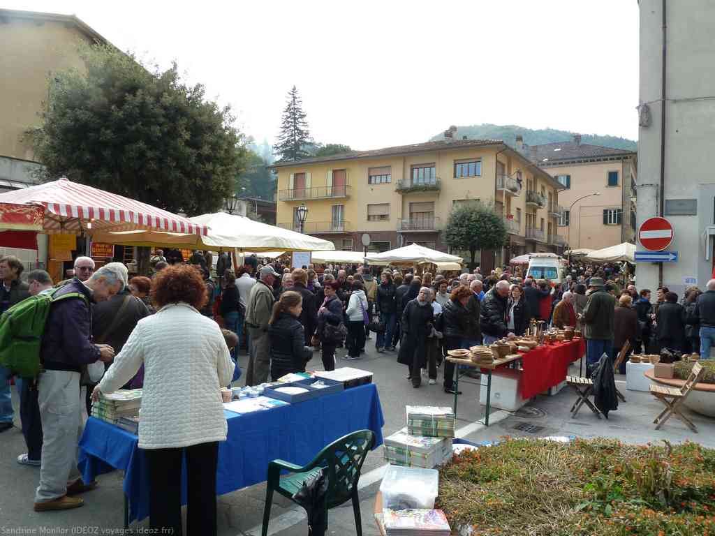 Foule dès l'entrée de la fête du marron de Marradi en Toscane